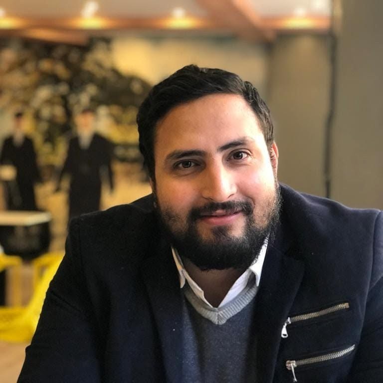 المهندس المعماري إسلام سالم في موقع العمل